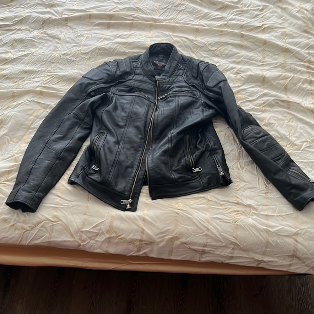 Rarely worn Harley Davidson jacket cost me 450$ Lowest I’m Willing To Go Is 340.